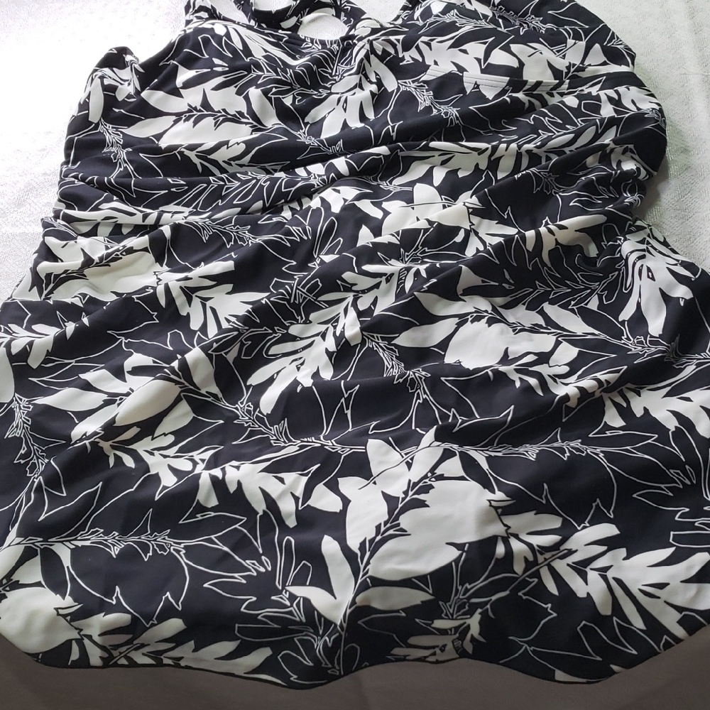 Seekers Contour Swimwear 24W Black & White